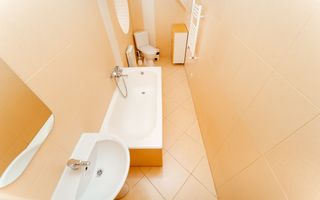 Se oferă spre închiriere casă în centrul orașului, ideală pentru birouri, clinică sau centru educați - Poză 7