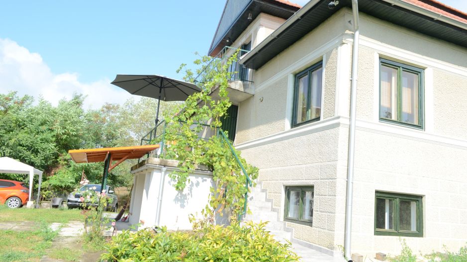 Casa renovata la tara complet mobilata si utilata - Poză 2