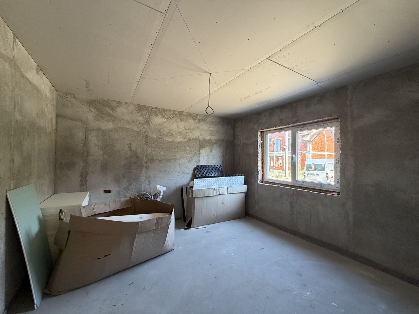 Casa la gri, 4 dormitoare, 3 bai, teren 400 mp - Poză 4