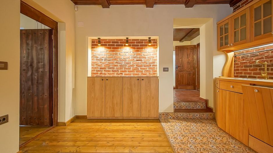 Casa de vanzare in centrul Brasovului - curte privata si pivnita - Poză 3