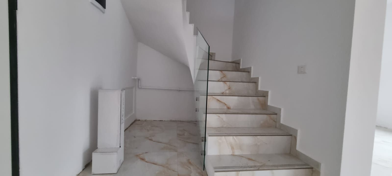 Reședință Modernă cu Finisaje Distinse - Poză 34