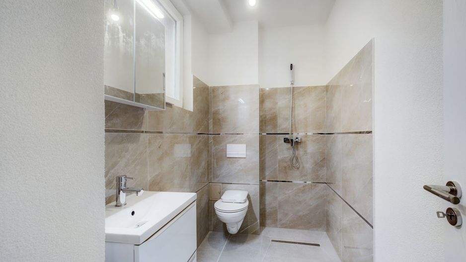 Apartament central 4 camere, foarte generos - Poză 4