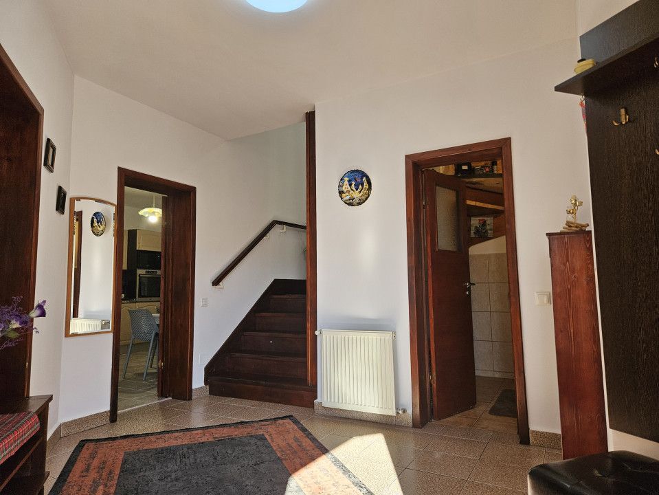 Vilă P +M în centrul orașului Otopeni, 7 + camere, anexe apartament - Poză 3