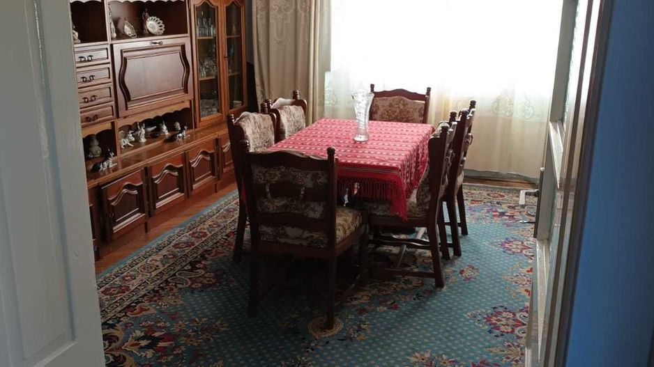 Casa cu etaj, 4 camere, central, cu acces auto in curte - Poză 5