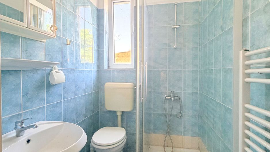 Imobil de închiriat cu locuri de parcare, curte si anexe - Poză 22