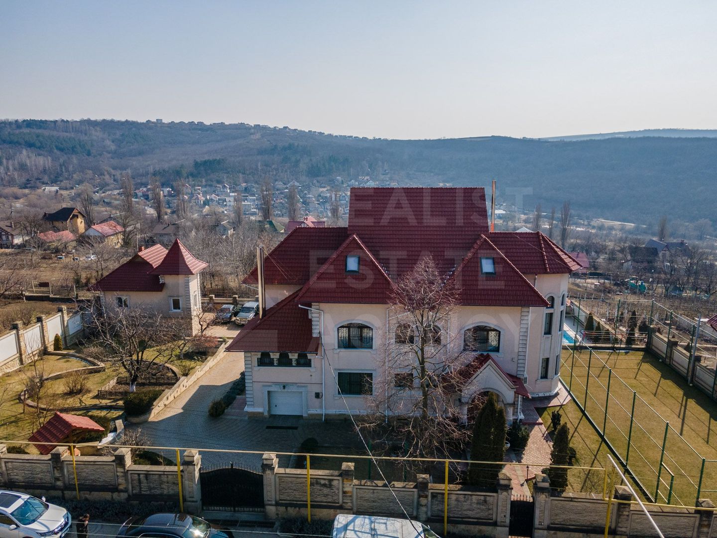Vânzare casă de lux, 700 mp + 22 ari, situată în Tohatin - Poză 2