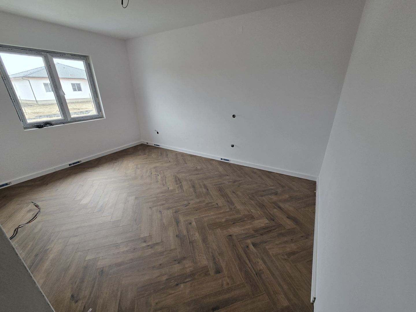 Casă 4 cam,2 băi,terasă acoperită,500mp.teren,gard,pavaj. - Poză 7