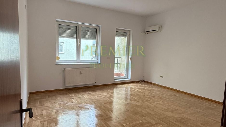 APARTAMENT NEMOBILAT CU 3 CAMERE | REZIDENTIAL | BIROURI | LOC DE PARCARE INCLUS - Poză 1