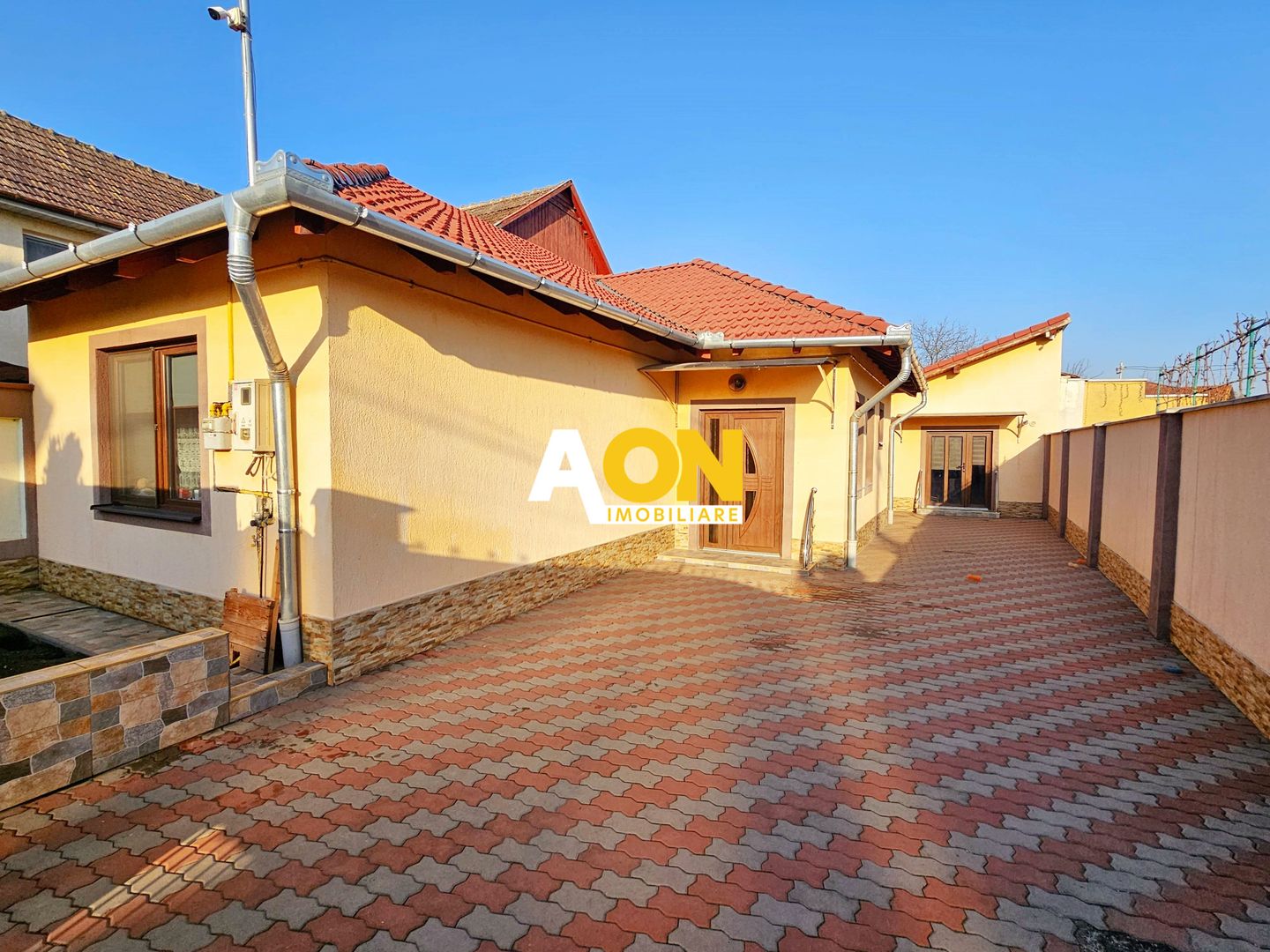 Casă 4 camere, renovată, mobilată, utilată, 410 mp teren, zona Centru - Poză 1