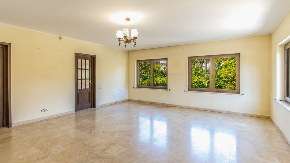 9 camere, 5 bai, spatiu hobby, gradina, garaj,locatie buna - Poză 11