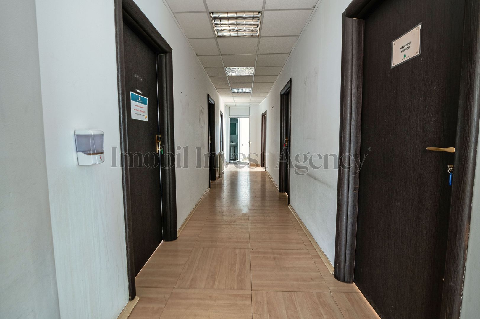 Cladire de birouri Vitan pretabilă pentru diverse afaceri. - Poză 15