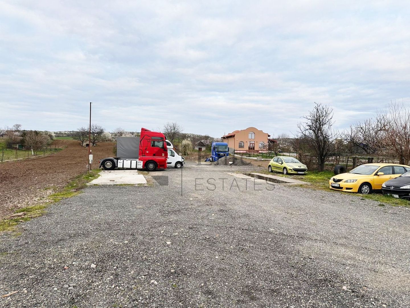 Spatiu cu 4 birouri cu teren de 3000mp - Poză 4