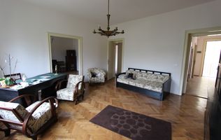Apartament spatios 3 camere,zona medicina cu garaj si boxa