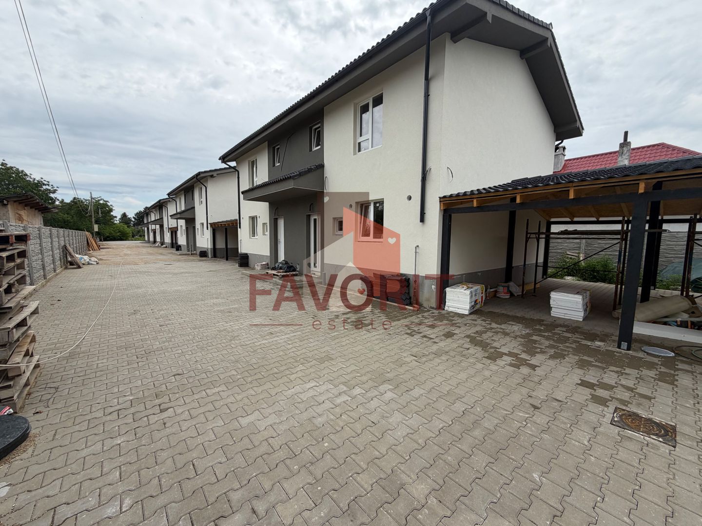 Carport. Toate utilitatile. In vatra veche la asfalt. - Poză 4