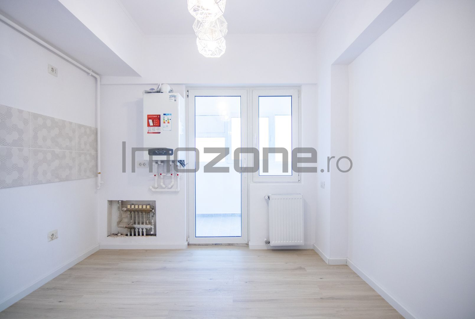 Ansamblul Primavara, 2 camere, decomandat, 74mp, finisat modern si centrala noua - Poză 9