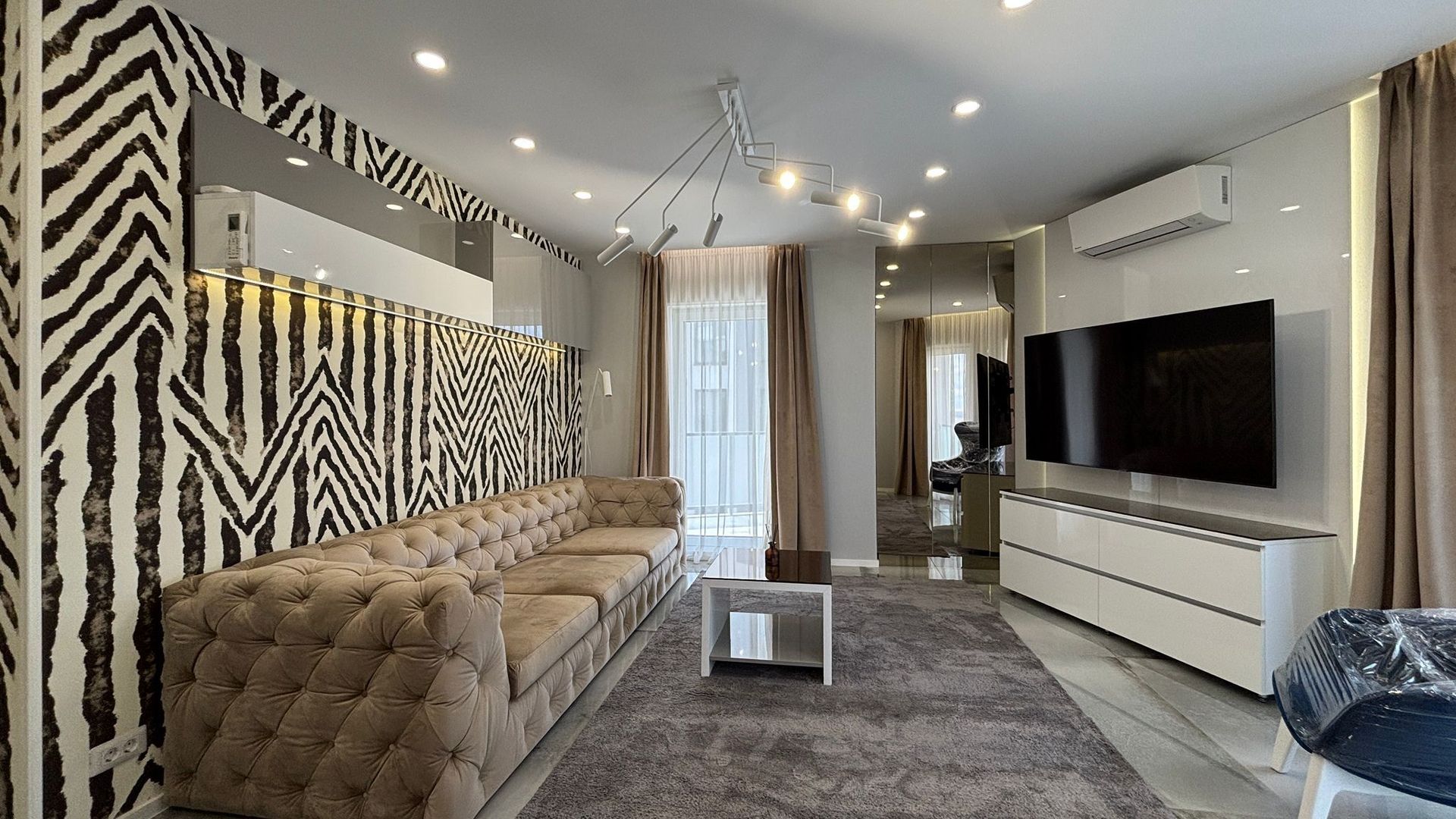 Apartament superfinisat | 2 camere  | 2 parcări | M. Romanul - Poză 1