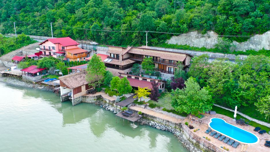 Pensiune de Lux pe Malul Dunării în Dubova - Poză 27