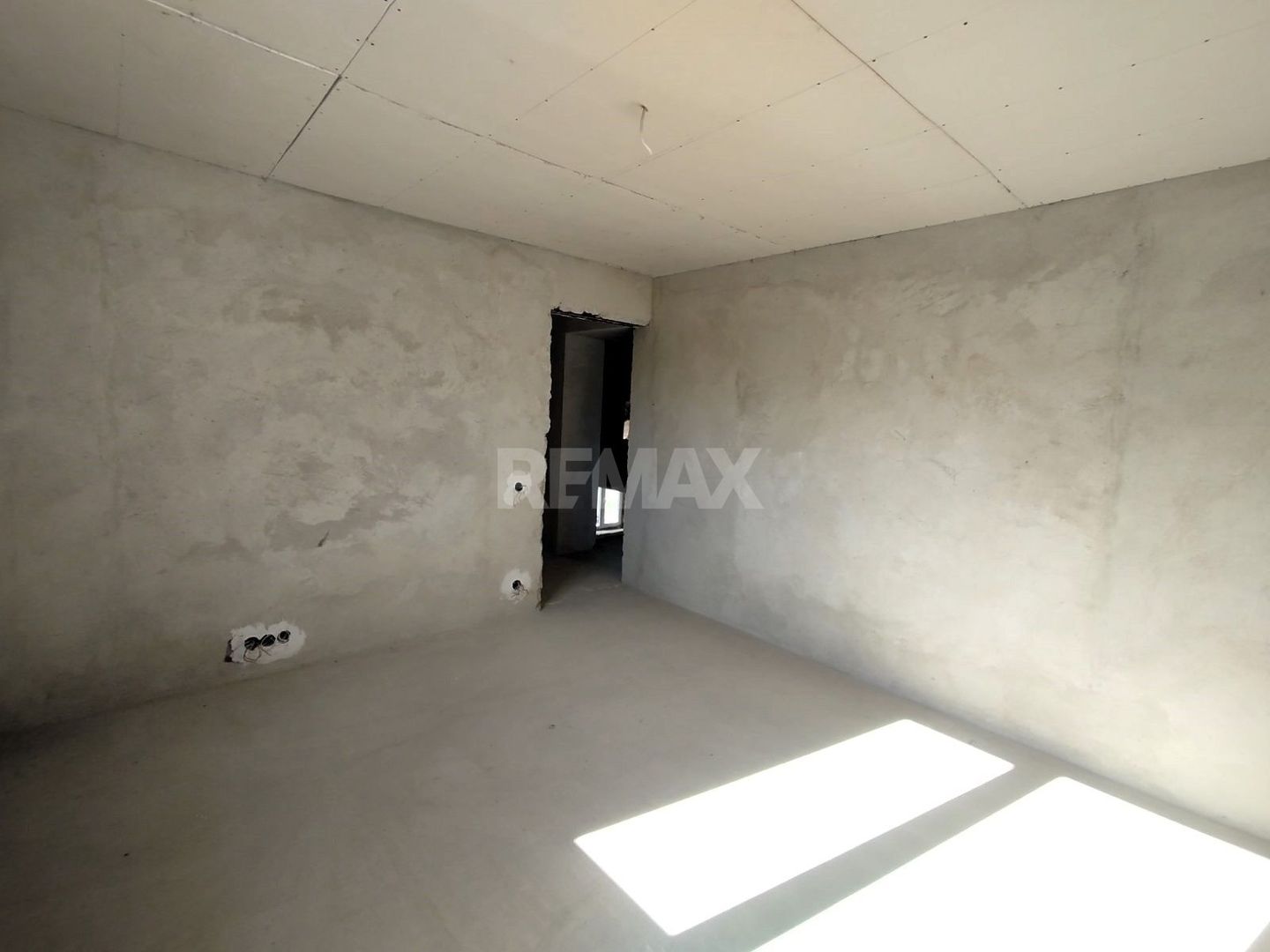 CASĂ CU 2 NIVELE – 136 m² | 4 DORMITOARE | 7 ARI ANENII NOI - Poză 17