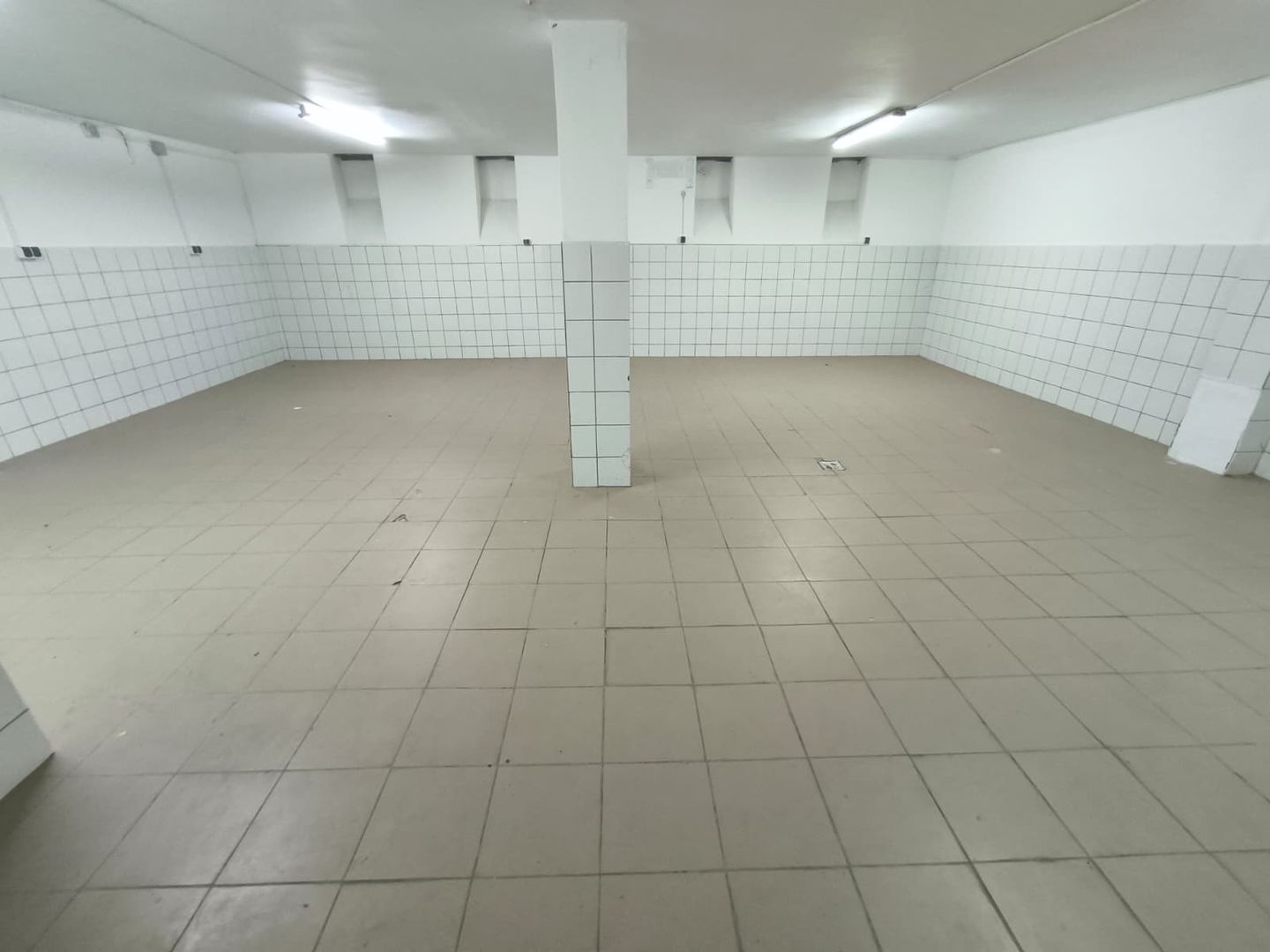 FALEZA NORD cladire multifunctionala 4600 mp cu acces din Bdul Mamaia! - Poză 23