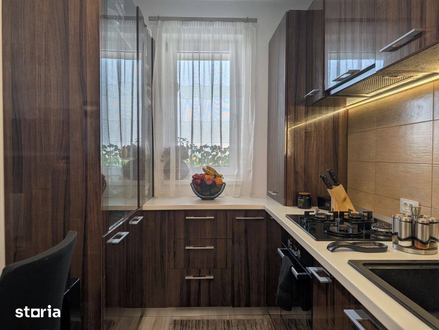 Vând apartament 3 camere, mobilat și utilat cu loc de parcare inclusă - Poză 10