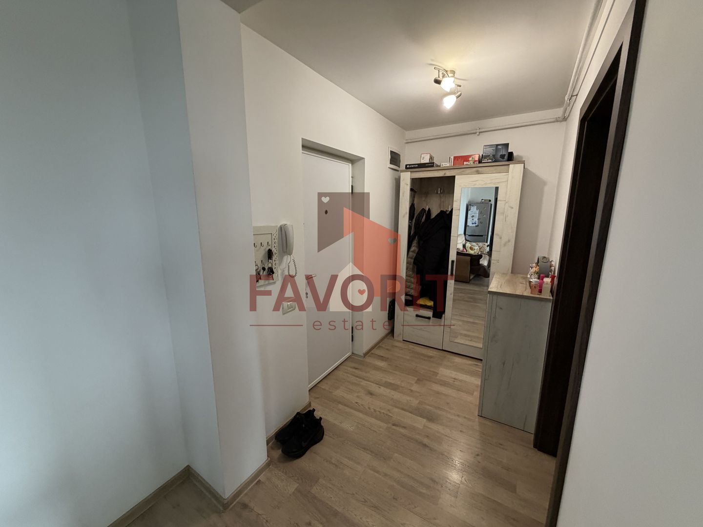 Spatios. Mobilat si utilat. Pozitie excelenta. - Poză 14