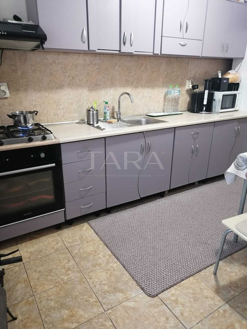 Apartament 70 mp, scara interioară, curte, parcare și boxă, mobilat. - Poză 1