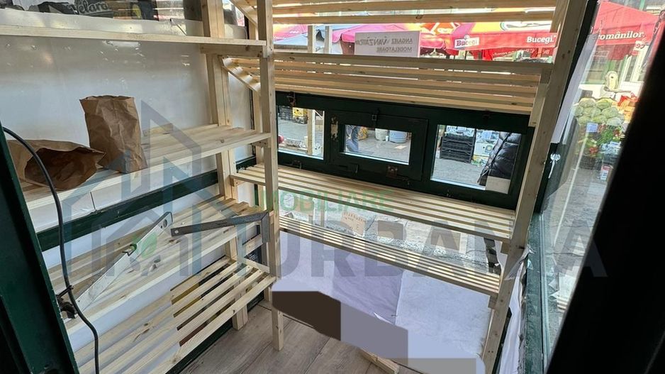 Tonetă/Chioșc de vânzare în Piața Alexandru cel Bun, Iași - Poză 2