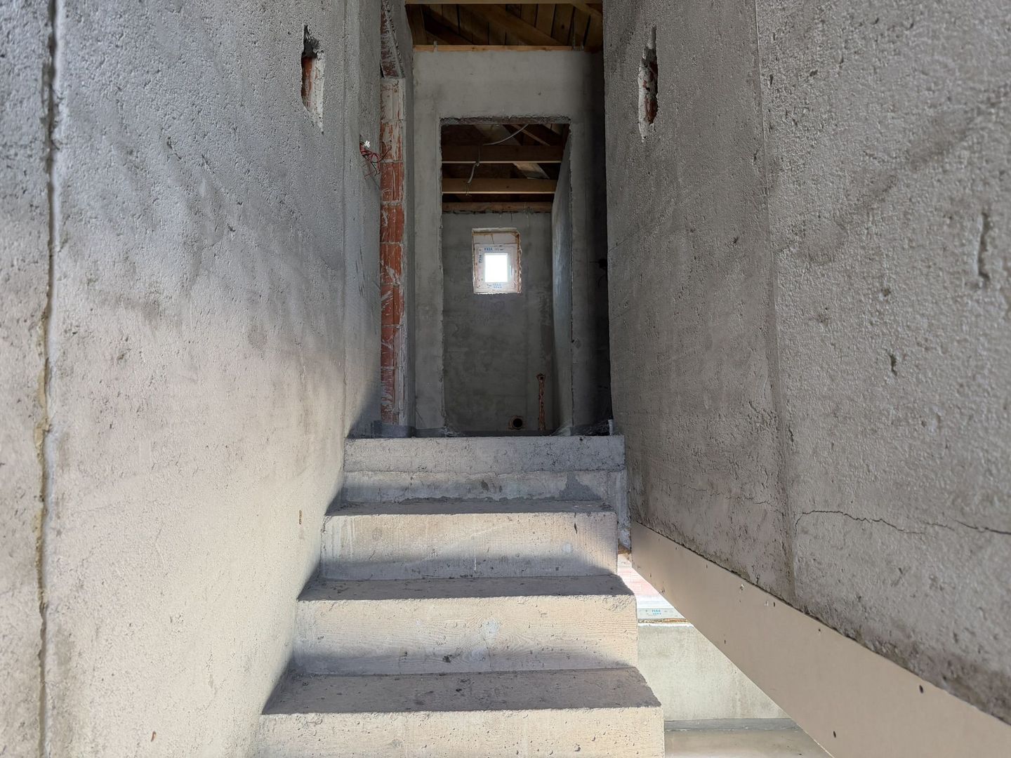 Casa la gri, 4 dormitoare, 3 bai, teren 400 mp - Poză 12
