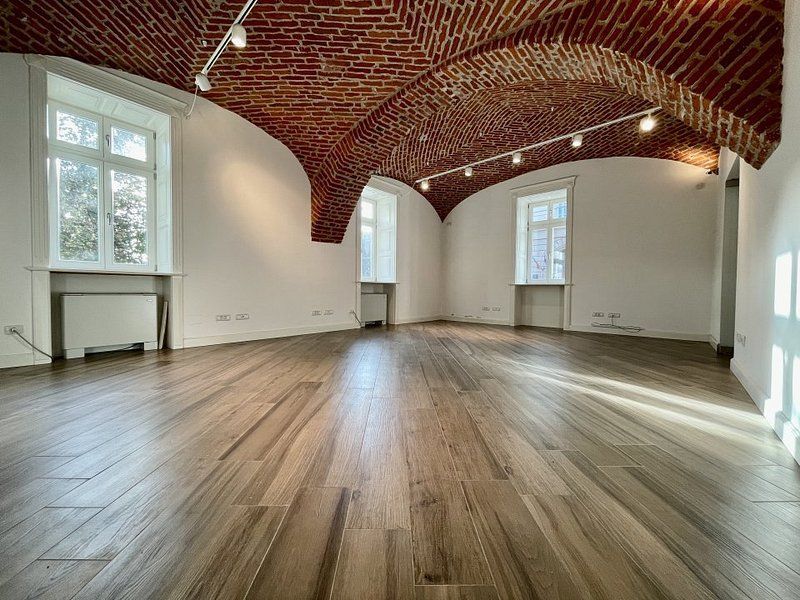 Spatiu birou in cladire istorica restaurata - Poză 1