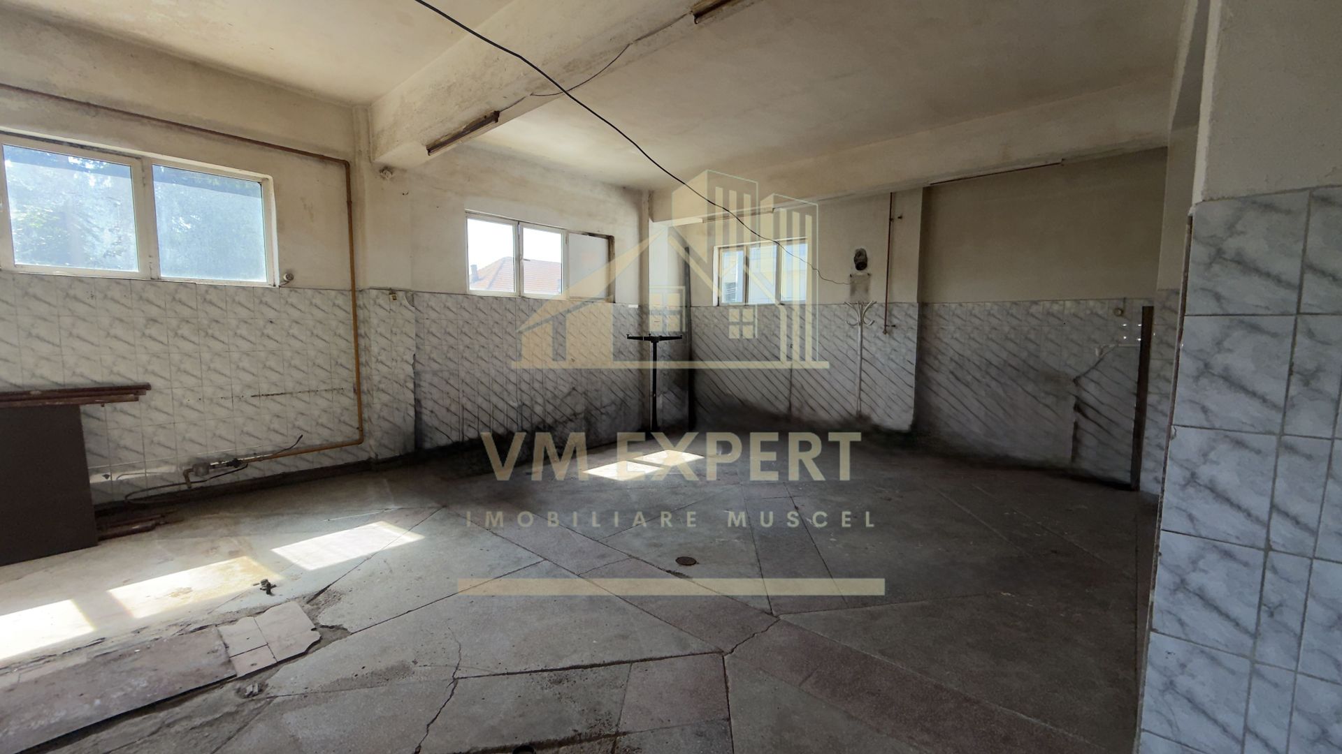 SPAȚII COMERCIALE DE INCHIRIAT ZONA ULTRACENTRALĂ CAMPULUNG - Poză 4
