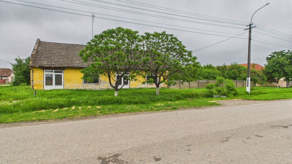 Casă de reabilitat pe teren generos- Comuna Variaș - Poză 2