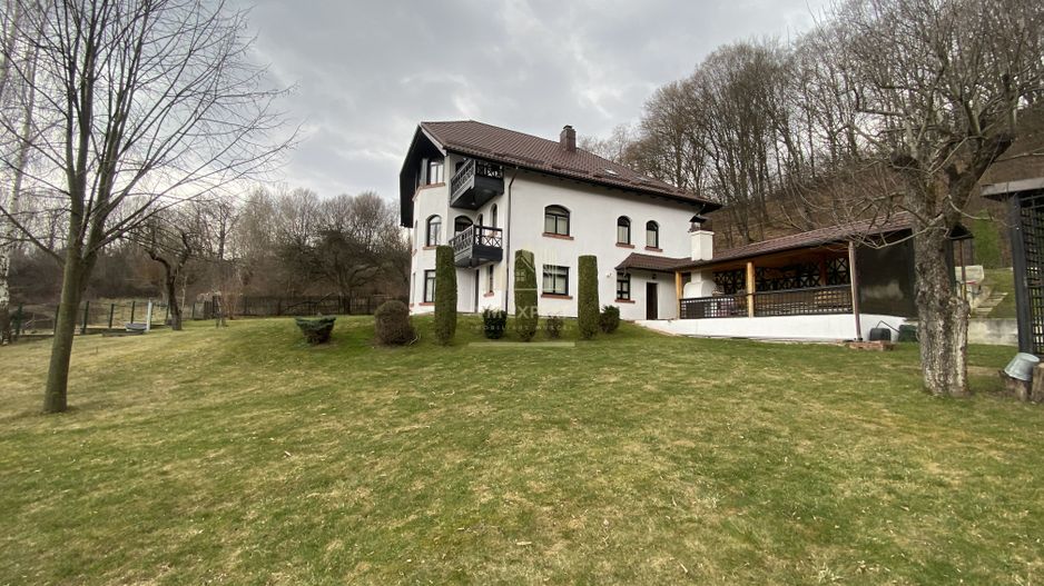 VILA 8 CAMERE, TEREN 1294 MP + 2712 MP PADURE, CAMPULUNG - Poză 2