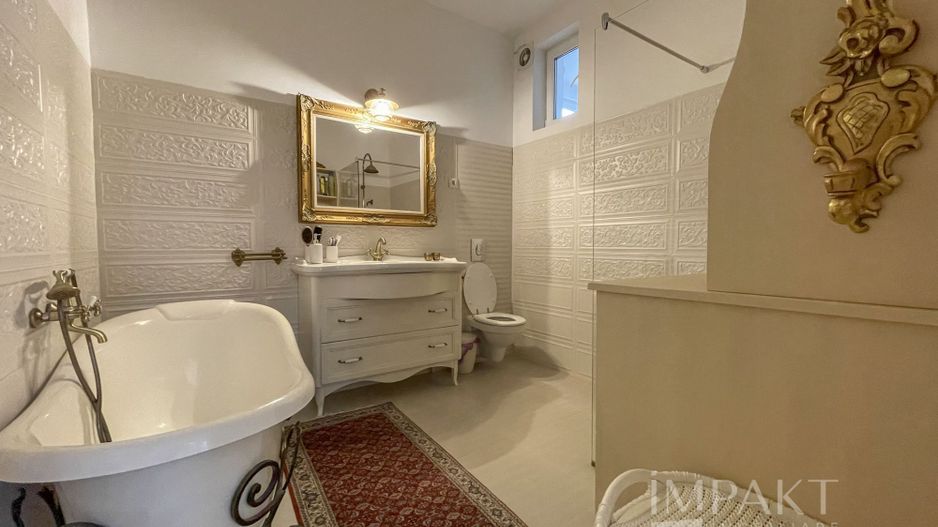 Apartament deosebit cu 3 camere, curte si parcare, aproape de Centru - Poză 13
