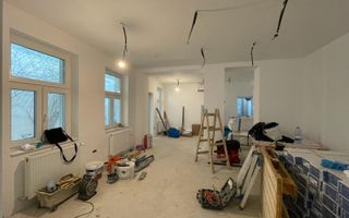 Spatiu comercial ultracentral cu vitrina si intrare direct din strada - Poză 4