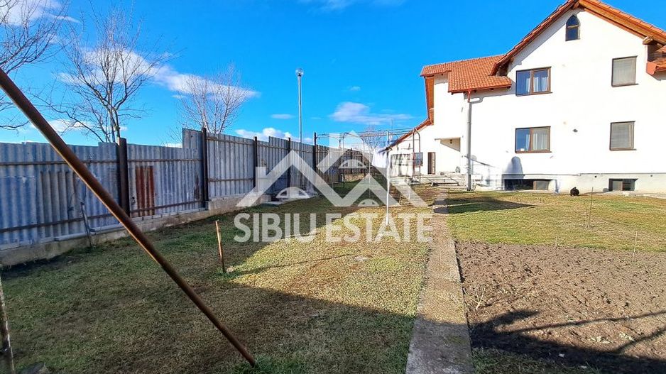 Casa Sibiu cu pivnita si garaj, curte mare - Poză 1
