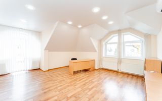 Se oferă spre închiriere casă în centrul orașului, ideală pentru birouri, clinică sau centru educați - Poză 6