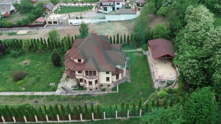 Vila spatioasa in zona exclusivista a orasului Piatra Neamt - Poză 3