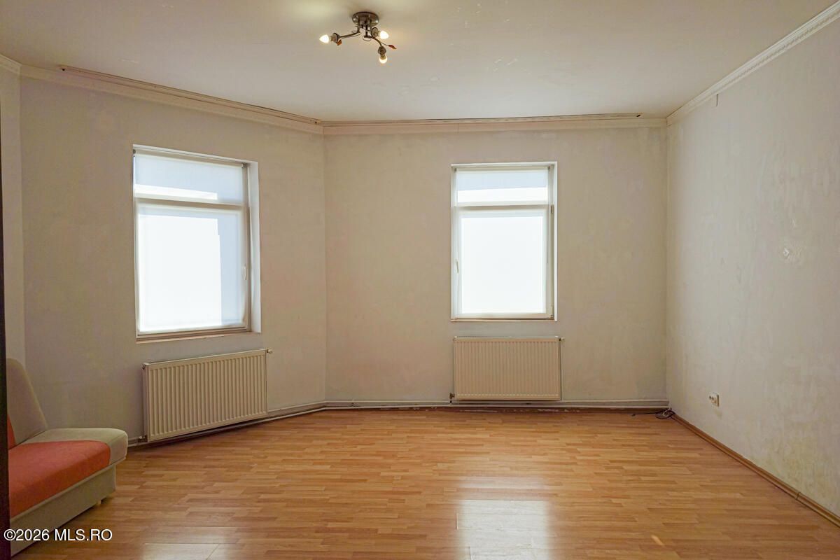 Lunei - Ion Neculce, 2 Apartamente. Mansarda 157 mp. Anexe, Lot 475 mp - Poză 6