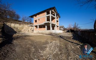 Pensiune/Vilă la roșu P+E+M în Sărata - Poză 4