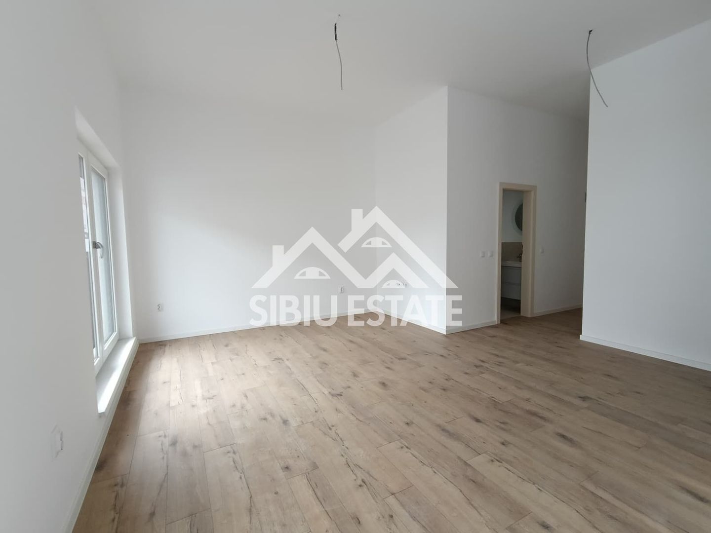Apartament luminos, ideal locuință sau birou ,parter, 2 locuri parcare - Poză 2
