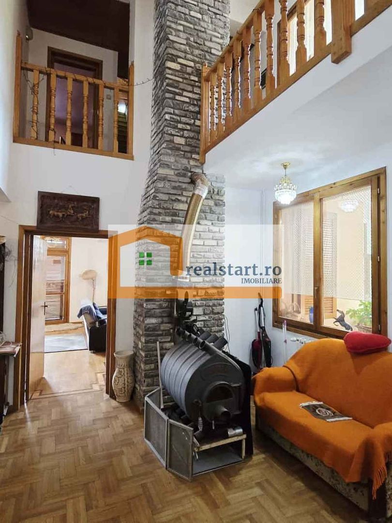 Vedere padure, panouri solare si fotovoltaice, pompa de caldura,  semineu - Poză 12