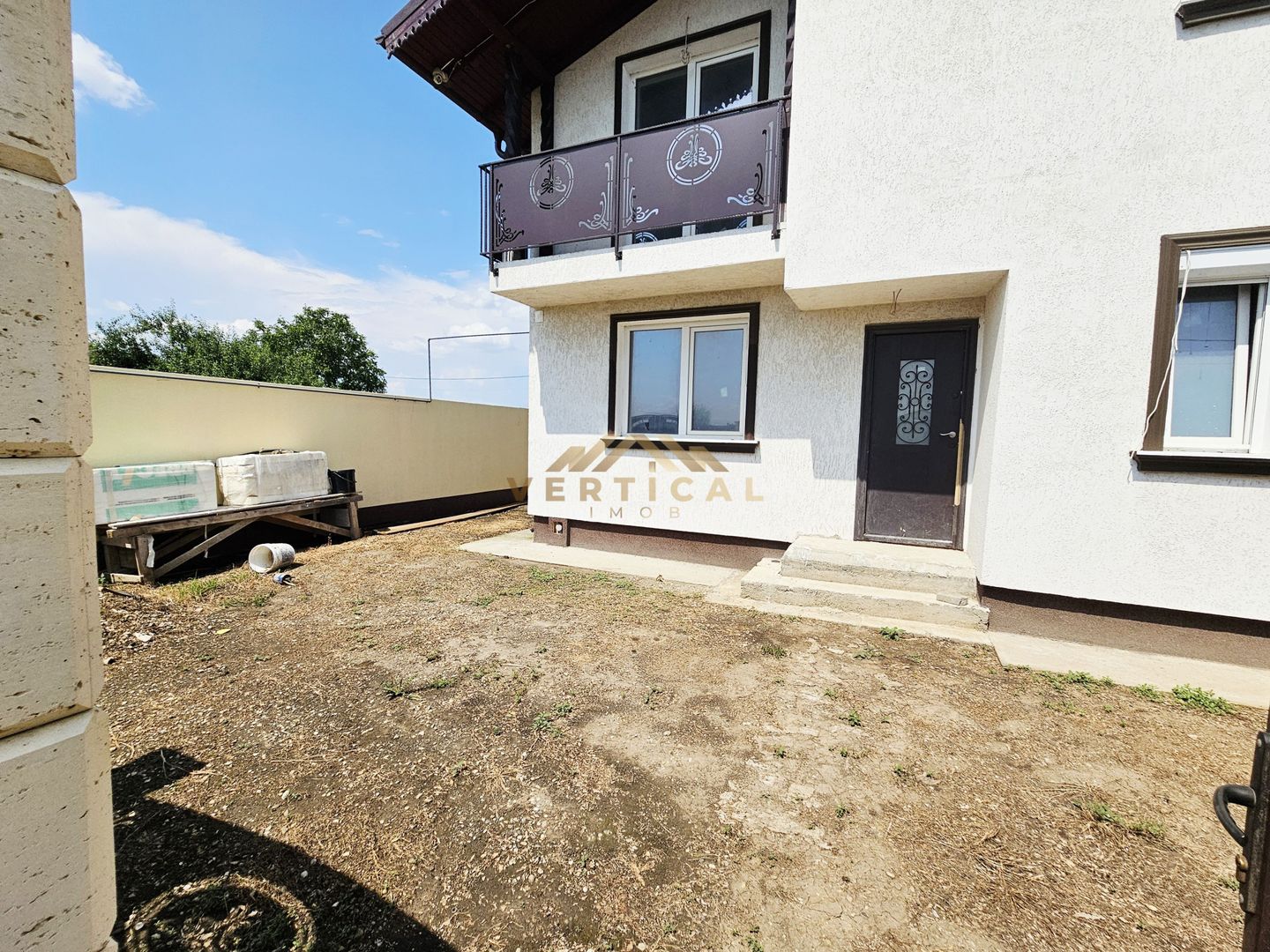 Vila 4 camere | 2 bai | teren 200 mp | Centru comuna - Poză 2
