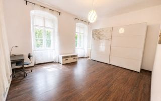 Apartament Renovat Complet 2 camere-et 1-parcare-curte comuna-Central - Poză 1