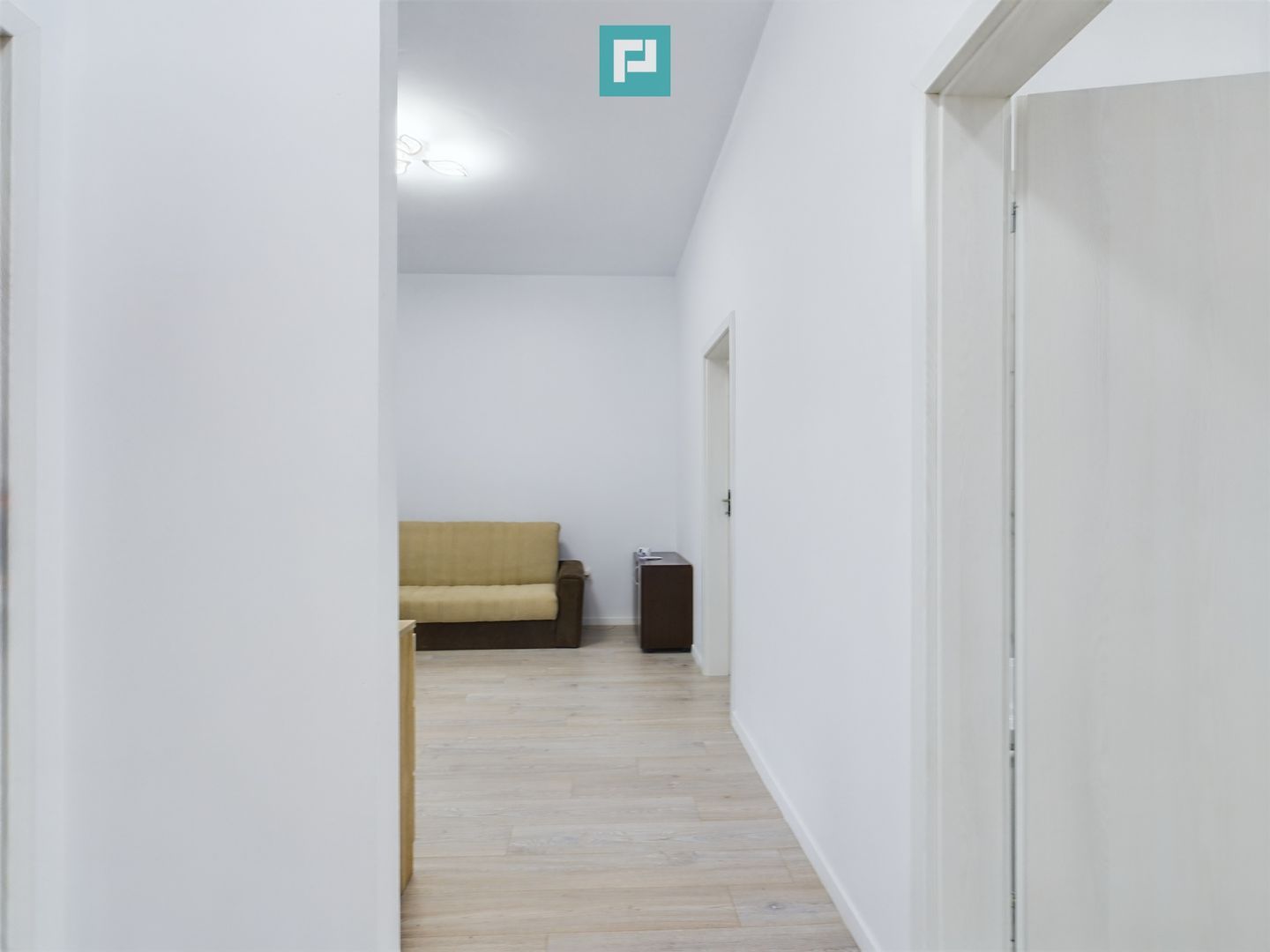 Apartament cu 8 locuri de parcare in Giroc - Poză 3