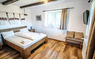 Pensiune agroturistică: 3 case tradiționale + teren în Desești - Poză 9