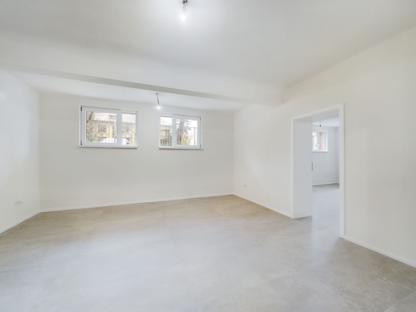 Apartament central 4 camere, foarte generos - Poză 2