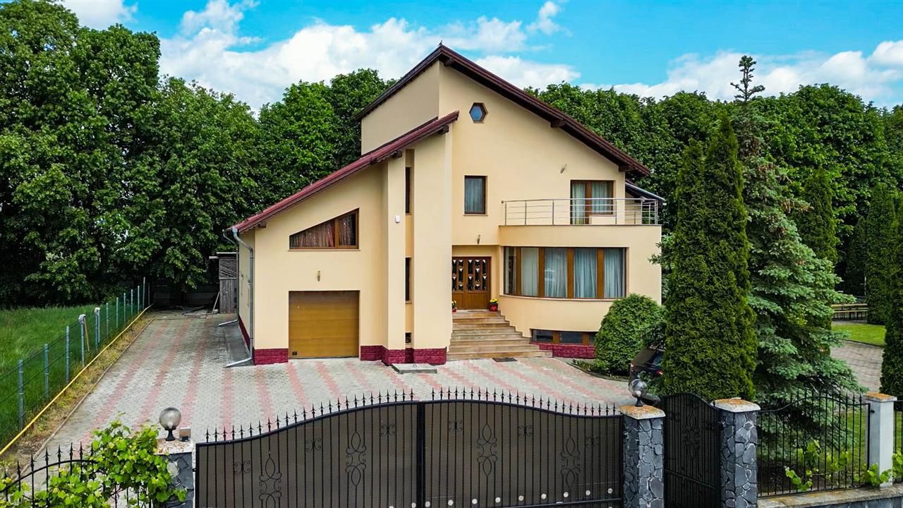 Vila cu 1.500 mp teren, gradina amenajata, linistita zonare,  Halchiu, Brasov - Poză 1