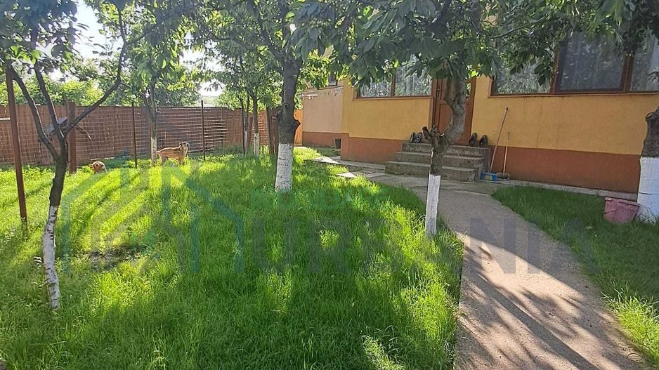 Casă cu 2 niveluri, compusă din 2 apartamente distincte, Tomesti - Poză 3
