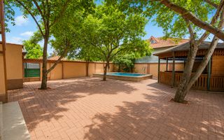 Vila 4 camere | Teren 532 mp | Piscina si foisor | Str. Lupeni - Poză 1