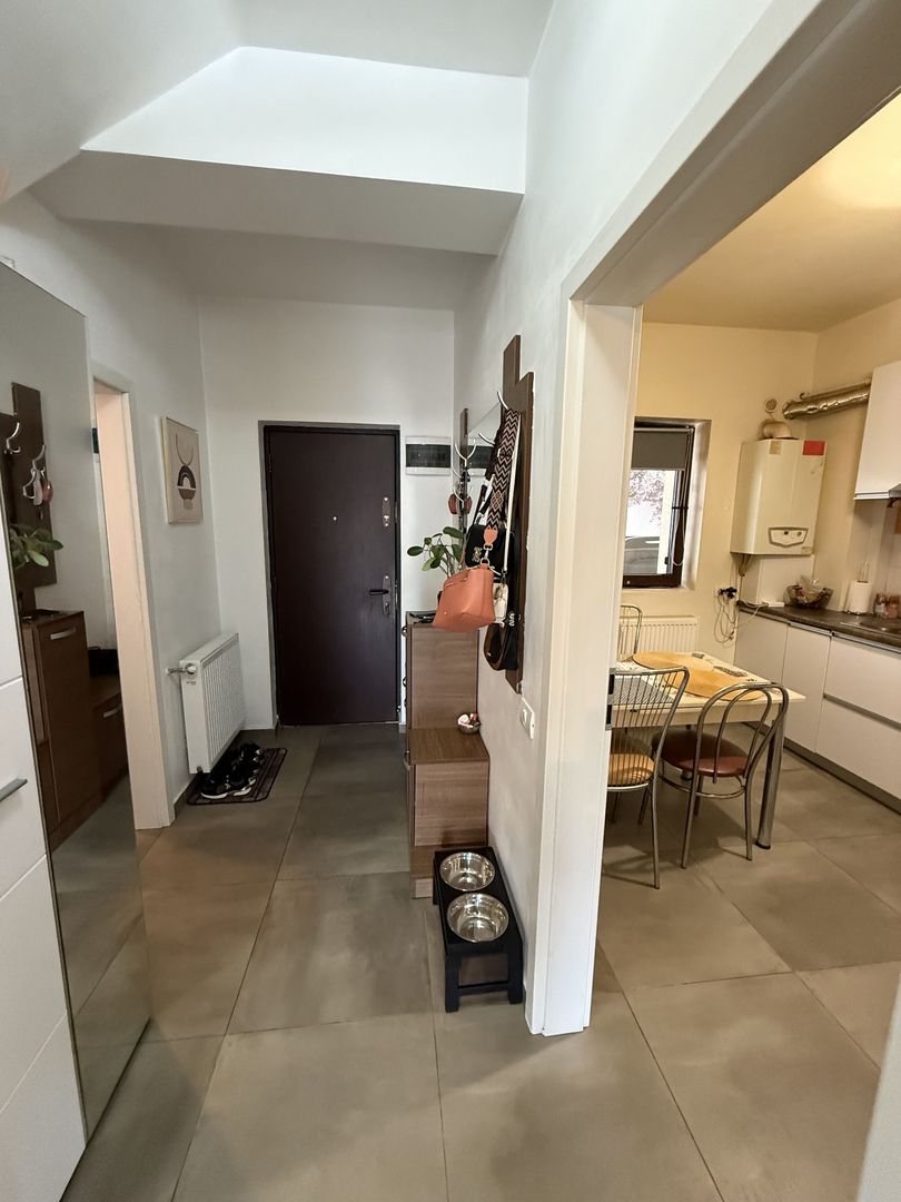 Casă înșiruită complet mobilată + curte+ 2 parcari în complex inchis! - Poză 21